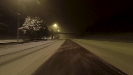 Pov-Travelling-Shot-A-Lo-Largo-De-Una-Tranquila-Carretera-Cubierta-De-Nieve-En-Finlandia