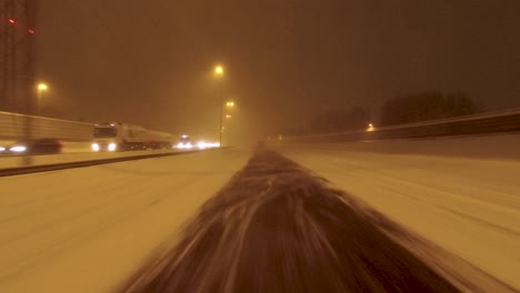 POV-Aufnahme-Beim-Vorbeifahren-An-Einer-Stark-Befahrenen-Autobahn-Bei-Starkem-Schneefall-In-Helsinki,-Finnland