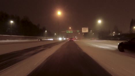 POV-Aufnahme-Beim-Fahren-Auf-Einer-Belebten,-Schneebedeckten-Autobahn-In-Helsinki