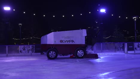 9-De-Diciembre-De-2022:-La-Máquina-Olympia-Repavimenta-El-Hielo-En-La-Pista-De-Hielo-Glide-Battersea