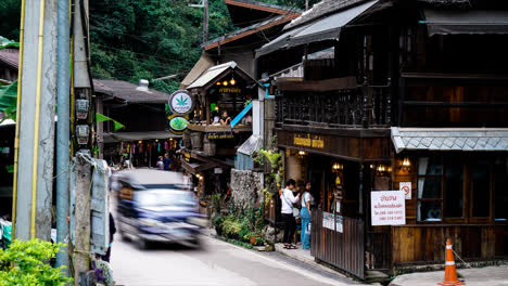 Chiang-Mai,-Thailand---25.-November-2022---Das-Dorf-Zeitraffer-Ban-Mae-Kampong-Ist-Von-Einem-Waldgebiet-Mit-Der-Herrschaft-Des-Immergrünen-Waldes-In-Chiang-Mai,-Thailand,-Umgeben