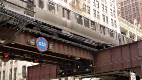 Cta-Erhöhte-U-bahn-Fährt-Vorbei-Am-Chicago-Tag