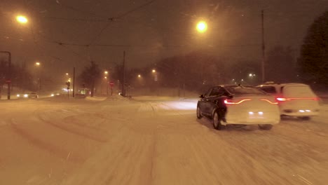 POV-Aufnahme-Beim-Fahren-Unter-Brücken-Und-Anhalten-An-Ampeln-In-Einem-Verschneiten-Helsinki