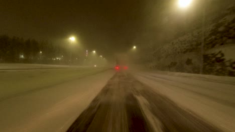 Toma-Pov-Conduciendo-Por-Una-Carretera-Nevada-Con-Muy-Poca-Visibilidad-En-Helsinki