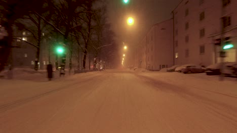 Toma-Pov-Conduciendo-Por-Las-Carreteras-Nevadas-En-Helsinki-Y-Deteniéndose-En-Los-Semáforos