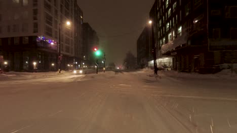 POV-Fahrt-Mit-Fußgängern,-Die-In-Einem-Schweren-Schneesturm-Die-Straße-überqueren