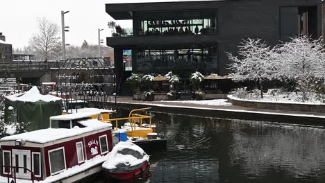 Junto-Al-Barco-Del-Cisne-Y-Granary-Sqaure-En-La-Nieve,-Londres,-Reino-Unido