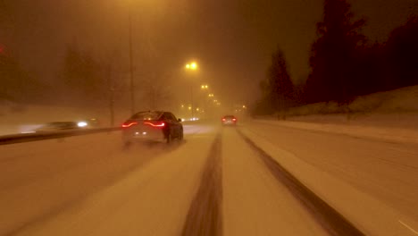 Conduciendo-Por-Una-Carretera-Nevada-En-Helsinki-Con-Muy-Poca-Visibilidad