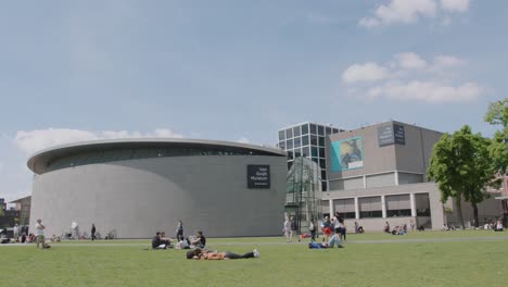 Allgemeine-Aufnahme-Des-Van-Gogh-Museums-Am-Museumplein-6,-Amsterdam,-Niederlande-An-Einem-Sonnigen-Tag