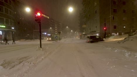 Tiro-Estático-Pov-Esperando-En-Los-Semáforos-Con-Peatones-Cruzando-En-La-Tormenta-De-Nieve