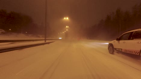 POV-Aufnahme-Beim-Fahren-Auf-Einer-Schneebedeckten-Straße,-Wobei-Der-Schnee-Angehoben-Wird-Und-Die-Sicht-Beeinträchtigt