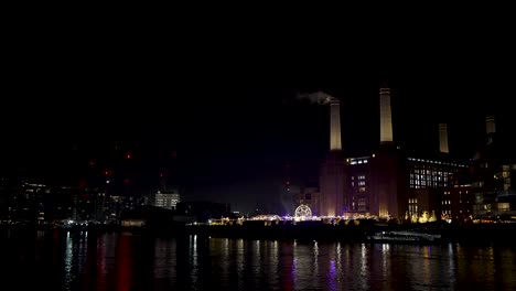 Vista-Nocturna-De-La-Central-Eléctrica-De-Battersea-Vista-Desde-Grosvenor-Con-Humo-Saliendo-De-La-Chimenea