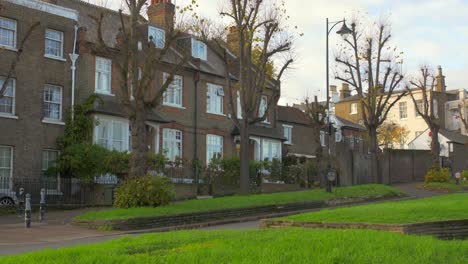 Calle-Tranquila-Del-Barrio-De-Blackheath-Con-Una-Corredora-En-El-Sureste-De-Londres,-Reino-Unido