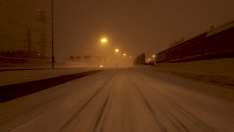 Tiro-Pov-Viajando-Por-Una-Carretera-Vacía-Con-Visibilidad-Reducida-Debido-A-La-Nieve