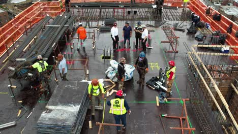 Arbeiter,-Die-Sich-Auf-Einer-Hochhausbaustelle-In-Queens,-Ny,-Treffen---Luftbild