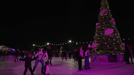 9-De-Diciembre-De-2022---Gente-Patinando-Alrededor-Del-árbol-De-Navidad-En-La-Pista-De-Hielo-De-Glide-Battersea-Por-La-Noche