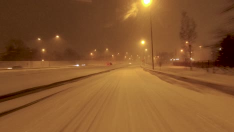 Tiro-Pov-Fusionándose-En-Una-Carretera-Nevada-En-Helsinki,-Finlandia