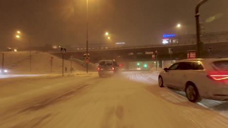 Toma-De-Conducción-Pov-Debajo-De-Un-Puente-Y-A-Través-Del-Centro-De-Helsinki-En-Una-Tormenta-De-Nieve