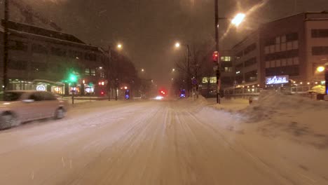 Pov-Shot-Beim-Fahren-Durch-Die-Stadtmitte-Von-Helsinki-Und-Beim-Anhalten-An-Der-Ampel