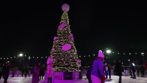 9-De-Diciembre-De-2022---Gente-Patinando-Alrededor-Del-árbol-De-Navidad-En-La-Pista-De-Hielo-Glide-Battersea