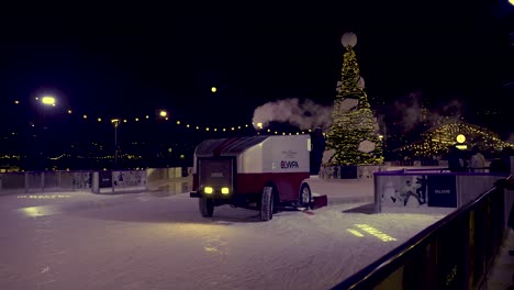 Olympia-Zamboni-Maschine,-Die-Eis-Auf-Der-Glide-Battersea-Eisbahn-Erneuert