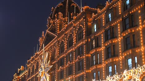 Grandes-Almacenes-De-Lujo-Harrods-Con-Adornos-Navideños,-Londres,-Reino-Unido