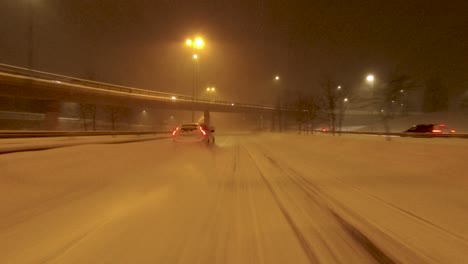 POV-Aufnahme,-Die-Neben-Anderen-Autofahrern-Auf-Einer-Verschneiten-Autobahn-Unterwegs-Ist