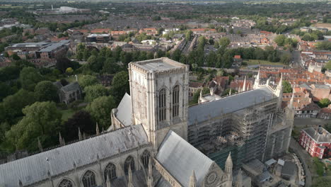 Pullback-Luftdrohnenaufnahme,-Die-Sich-An-Einem-Sonnigen-Und-Bewölkten-Tag-Aus-Der-Nähe-über-Die-Kathedrale-Von-York-Minster-Mit-Grünen-Bäumen-Und-Alten-Gebäuden-Zurückzieht-North-Yorkshire-United-Kingdom