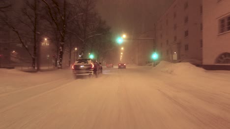 Statische-Pov-aufnahme-Von-Autos,-Die-Durch-Eine-Vollständig-überdachte-öffentliche-Straße-In-Helsinki-Fahren