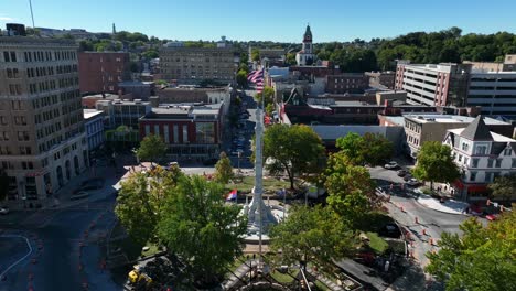 Historischer-Stadtplatz-In-Den-Usa-Mit-Amerikanischer-Flagge