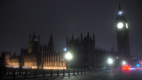 El-Palacio-De-Westminster-Y-El-Big-Ben-Iluminados-Durante-La-Noche-En-El-Centro-De-Londres,-Inglaterra,-Reino-Unido