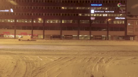 Pov-Girando-Tiro-Siguiendo-Señales-En-Un-Helsinki-Cubierto-De-Nieve,-Finlandia