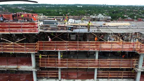 Luftaufnahme-Von-Auftragnehmern-Bei-Der-Arbeit-Auf-Einer-Hochbaustelle-In-New-York,-Usa