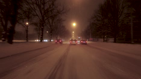 Tiro-De-Viaje-A-Través-De-Calles-Nevadas-En-Helsinki-Con-Más-Nieve-Cayendo