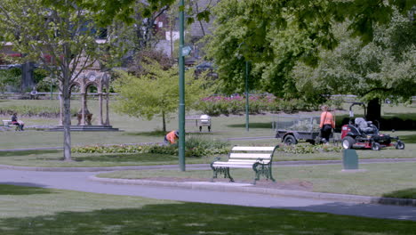 Menschen,-Die-Mitten-Im-Stadtpark-Mit-Schattigen-Bäumen-Frische-Luft-Suchen