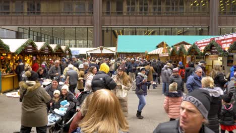 überfüllter-Quadratischer-Christkindlmarket-Chicago-Tag