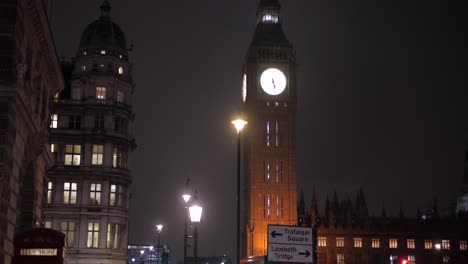 Tiro-De-ángulo-Bajo-Del-Big-Ben-Por-La-Noche-Londres