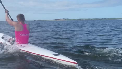 Rettungsschwimmer-Paddelte-Mit-Surf-Lebensrettungsski-Hinaus