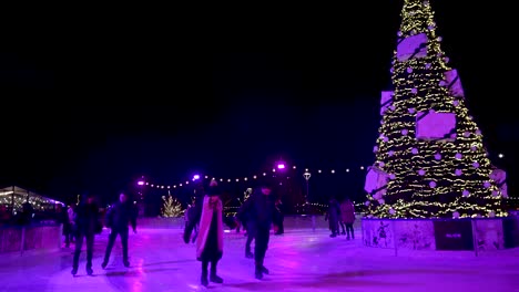 9-De-Diciembre-De-2022---Gente-Patinando-En-La-Pista-De-Hielo-De-Glide-Battersea-Alrededor-Del-árbol-De-Navidad