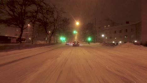 Toma-De-Conducción-Pov-Del-Centro-De-Helsinki-En-Una-Fuerte-Tormenta-De-Nieve