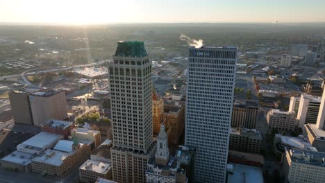 One-Gas-Y-Rascacielos-Del-Centro-De-Tulsa,-Oklahoma-Al-Amanecer.