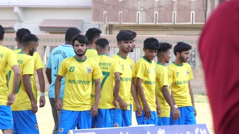 Primer-Plano-De-Niños-Jugando-Al-Fútbol-En-El-Suelo-De-Karachi