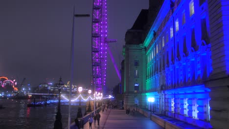 Paseo-Marítimo-De-La-Reina-Por-La-Noche-Con-El-Ojo-De-Londres-Y-Decoración-De-Luces-Navideñas-En-Southbank,-Londres,-Reino-Unido