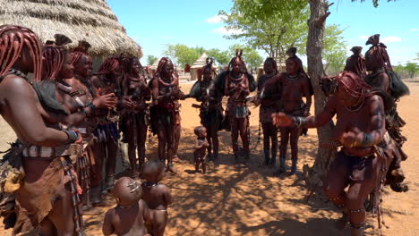 Nomadenstamm-Der-Himba-In-Namibia