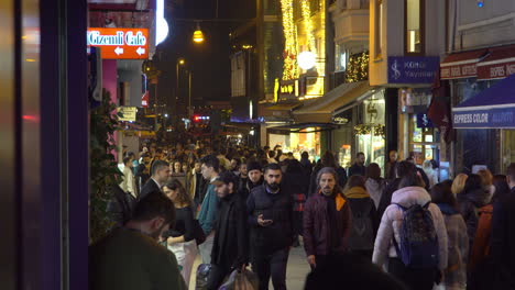 Paisaje-Urbano-De-Personas-En-Las-Calles-De-Estambul-Después-Del-Trabajo-Por-La-Noche