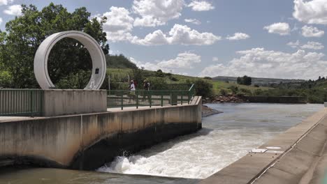 Los-Turistas-Sudafricanos-Disfrutan-De-Un-Día-Soleado-En-El-Emisario-Del-Río-Ash-De-Clarens