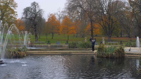 Fountains-On-The-Pond-Of-Hyde-Park-Gardens-During-Fall-Season-In-London,-England,-UK