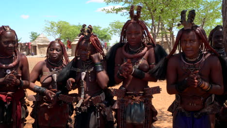 Nomadenstamm-Der-Himba-In-Namibia