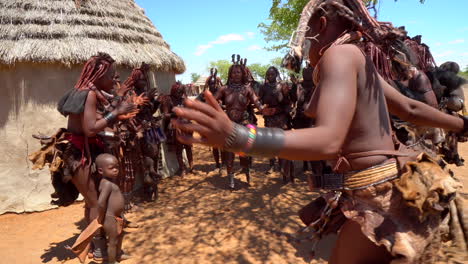 Nomadenstamm-Der-Himba-In-Namibia