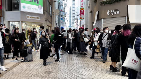 Multitud-De-Personas-En-El-Centro-De-La-Calle-De-Cruce-Comercial,-Osaka,-Japón